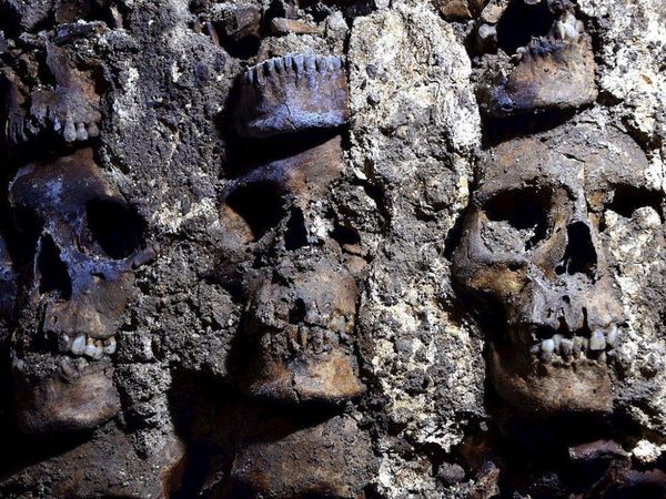 Arqueólogos mexicanos localizan fachada de torre de cráneos de Tenochtitlan