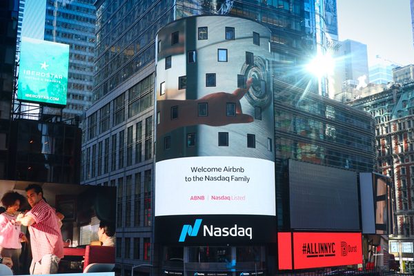 Con una valorización de US$ 101.600 millones, Airbnb firma el mejor debut en bolsa de 2020