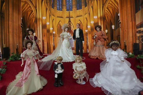 Una boda de muñecas antiguas cargada de nostalgia y elegancia en Bolivia - Mundo - ABC Color