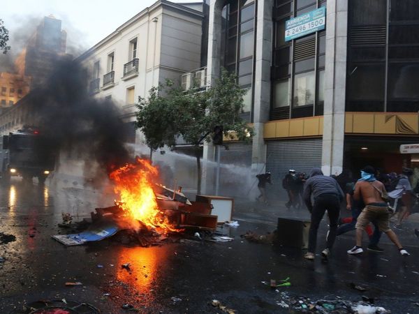 Protestas contra el Gobierno de Piñera se toman el centro de Santiago