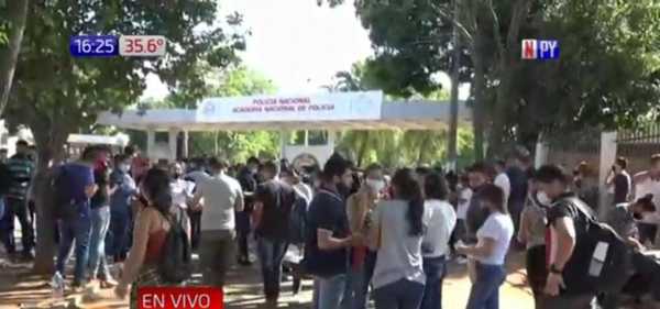 Aspirantes a la carrera de policías señalan supuesto fraude en el Isepol | Noticias Paraguay
