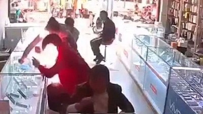 Crónica / Quería arreglar celular y le explotó en la cara