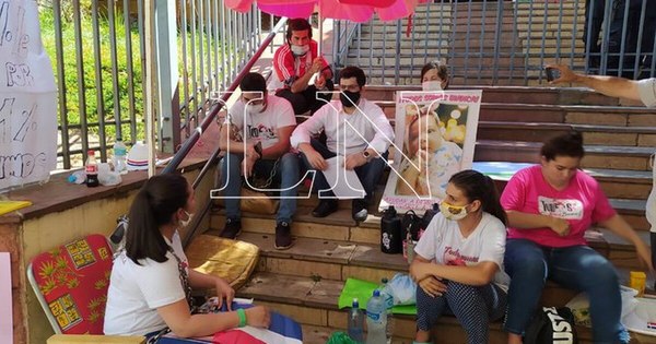 La Nación / Salud permitirá a Bianca usar vacuna, tras protesta de padres