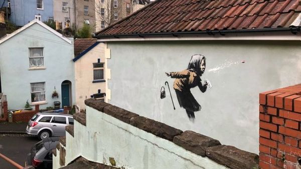 Banksy confirma que el nuevo mural de una mujer estornudando es su obra