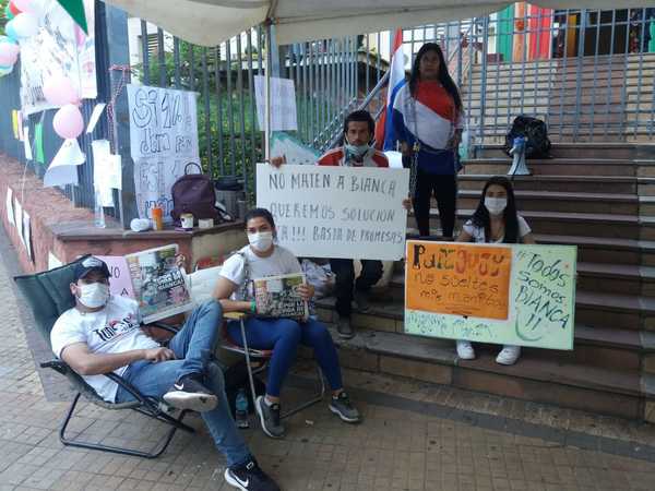 Firme frente a Salud, familia de Bianca clama que se complete al menos la mitad del dinero faltante - Megacadena — Últimas Noticias de Paraguay