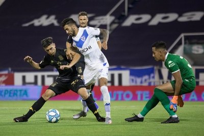 Sin Rojas y Melgarejo, Racing pierde por remontada ante Vélez en la Copa Maradona
