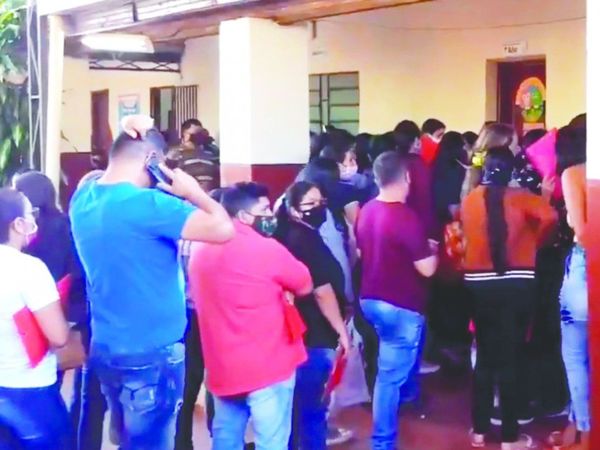 Aglomeración de padres en la escuela más grande de PJC