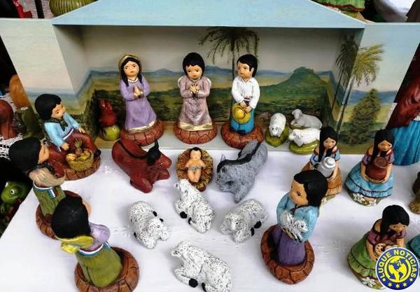 Expositores ofertan coloridos pesebres en Areguá •