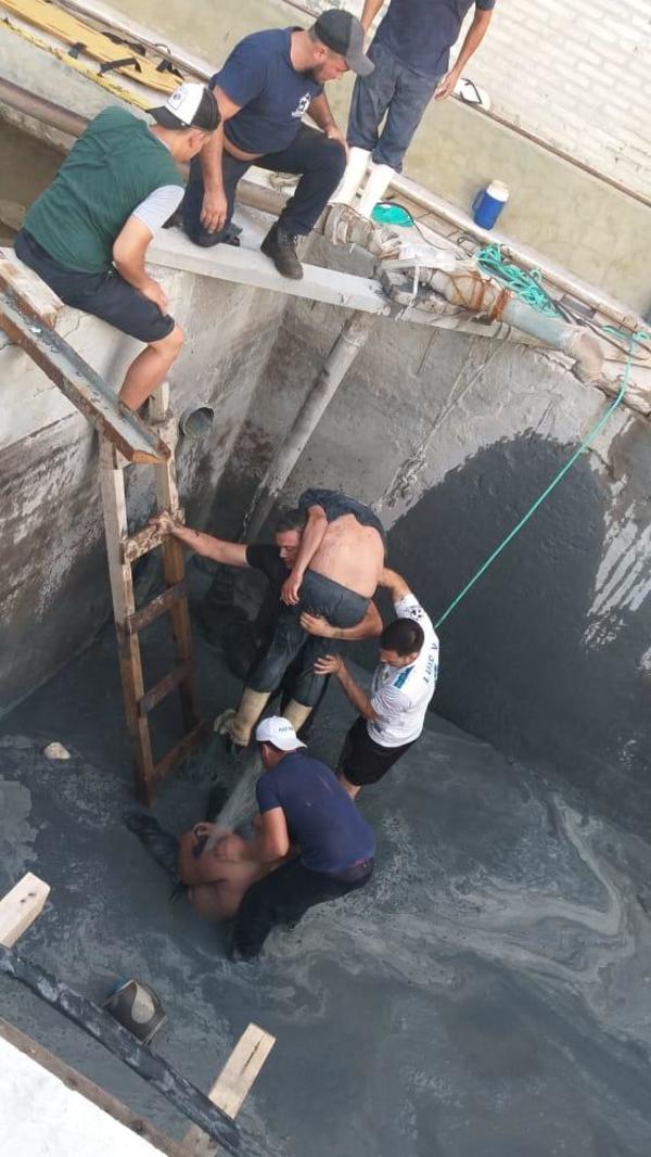 Dos trabajadores cayeron a la pileta de tratamiento en una curtiembre