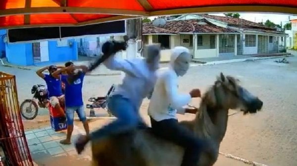 'Caballochorros' asaltan negocio en Brasil | Noticias Paraguay