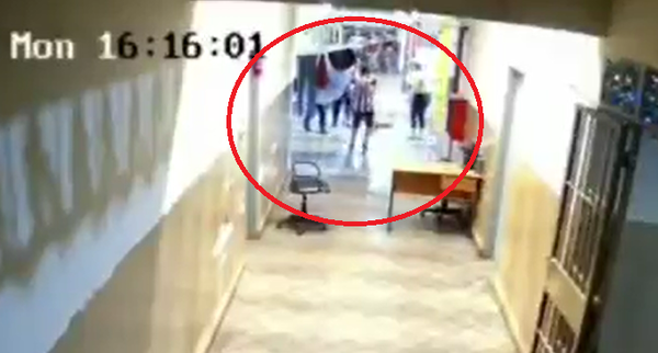 Crónica / (VIDEO) Imágenes donde se ve cómo apuñalaron a un presa