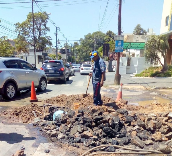 ESSAP realiza trabajos de empalme de tuberías en Asunción y Central