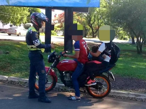 Buscan evitar que los bebés viajen en moto