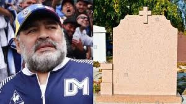 Excompañeros de selección visitan la tumba de Maradona