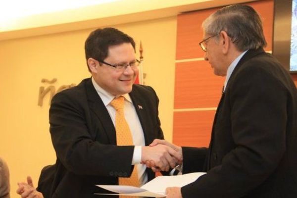Paraguay levanta el secreto bancario y firma convenio de transparencia fiscal - Nacionales - ABC Color