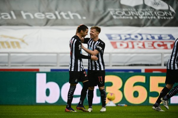 Con Almirón como figura y goleador, Newcastle gana y escala en la Premier League