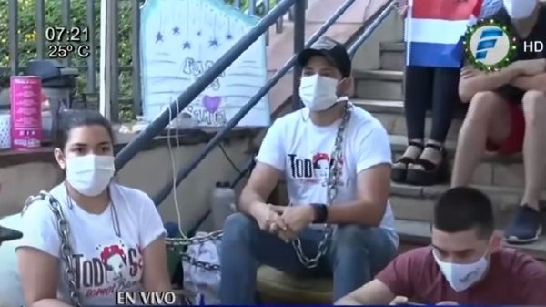 Segundo día encadenados: Esto exigen los padres de Bianca para retirarse | Noticias Paraguay