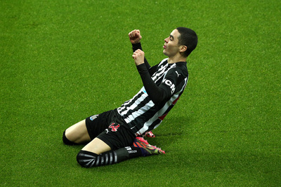 Miguel Almirón anota un gol para Newcastle