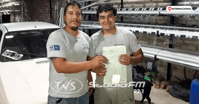El dueño de una cristalería quiso premiar la lealtad y el compromiso de un empleado y le regaló su primer auto
