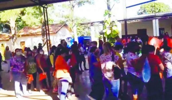 Aglomeración de padres en la escuela Mariscal López