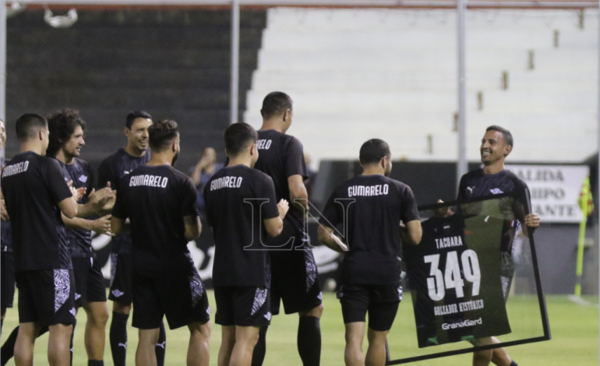 HOY / Reconocen la producción de Oscar Cardozo, que hizo 349 goles