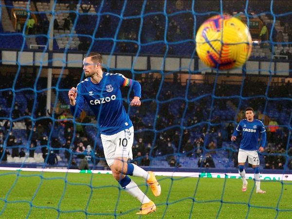 El Everton deja al Chelsea sin liderato