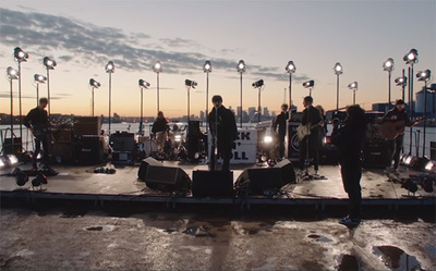 Liam Gallagher toca All You're Dreaming Of en un barco sobre el río Támesis. | OnLivePy