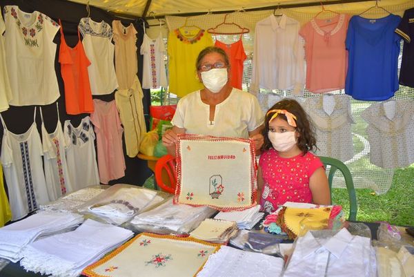 Hermosas prendas de ao po’i esperan nuevos dueños en feria de Yataity - Nacionales - ABC Color