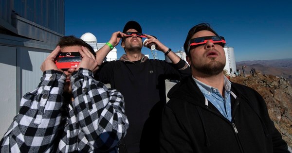 La Nación / Nubes y lluvia amenazan con dejar a Chile sin ver eclipse total de sol
