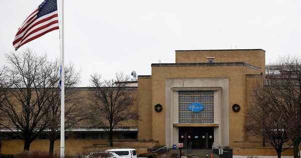 La Nación / La FDA niega presión para autorizar vacuna