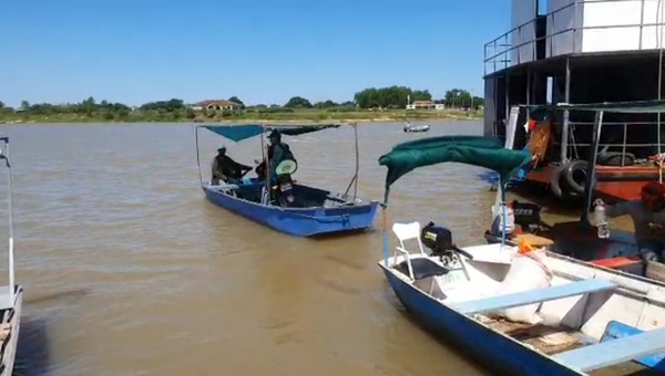 Canoeros esperan más pasajeros