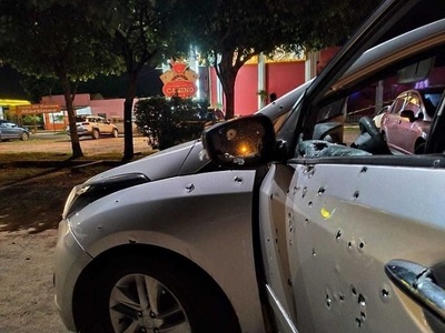 Con más de 100 disparos acribillan a una pareja