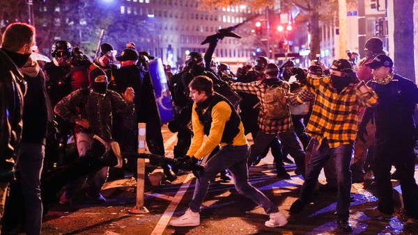 Cuatro manifestantes apuñalados y uno herido de bala en choques entre partidarios y oponentes de Trump » Ñanduti