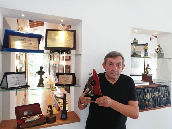 Guionista de cómic paraguayo Robin Wood recibe galardón español