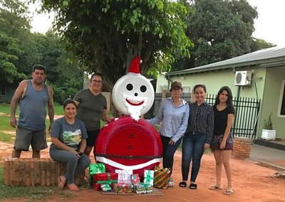 Crónica / Vecinos realizaron los adornos con reciclados