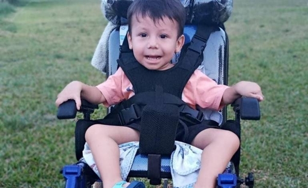 HOY / El pequeño Benjamín espera hace un año su tratamiento con Spinraza