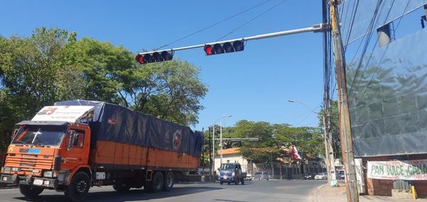 Semáforos fuera de servicio a causa de la falta de electricidad - Nacionales - ABC Color