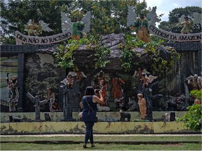 Pesebre brasileño muestra a niño Jesús negro en una Amazonía devastada