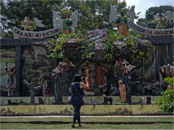 Pesebre brasileño muestra a niño Jesús negro en una Amazonía devastada