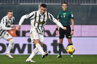 CR7 celebra con victoria y un doblete su partido 100 con la Juve - Fútbol - ABC Color
