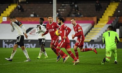 Salah salva un punto para el Liverpool, que sigue líder con Tottenham