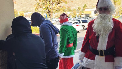 Policías disfrazados de Santa Claus y de elfo detienen a los presuntos ladrones de un auto en EE.UU. » Ñanduti