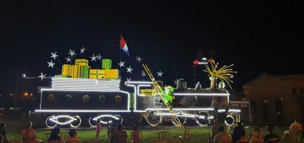 En Encarnación resplandece el espíritu navideño con ornamentación de locomotora en la Réplica de la Estación del Ferrocarril