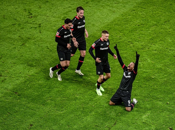 Leverkusen golea y es nuevo líder de la Bundesliga