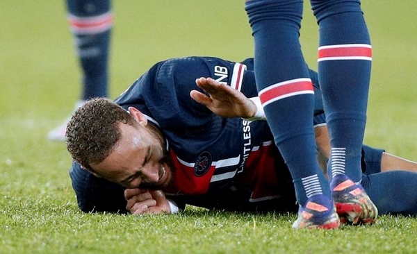 HOY / Neymar se retira en camilla por lesión en el tobillo