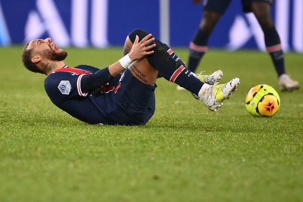 PSG cae con Lyon y podría perder a Neymar por lesión - Fútbol - ABC Color