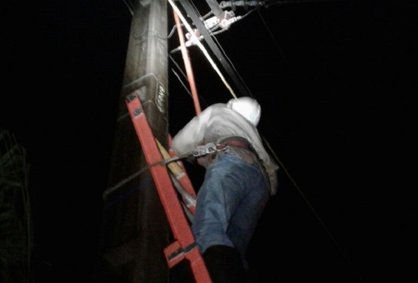 Cuadrillas de la Ande siguen trabajando en la reposición de la energía