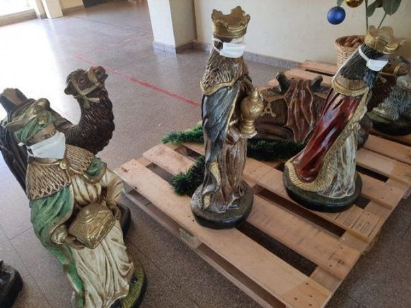 Reyes magos con tapabocas en pesebre
