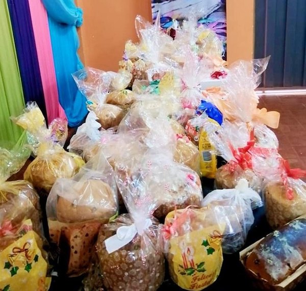 Crónica / Donaron pan dulce, plata y galletitas glaseadas avei