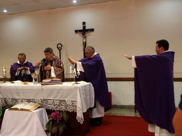 Obispo critica a los que  van a misa a “figuretear”